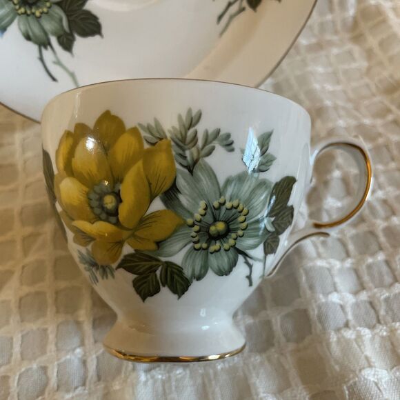 Queen Anne Fine Bone China TeaCup And Saucer Yellow green Floral With Gold Trim - Picture 8 of 8
